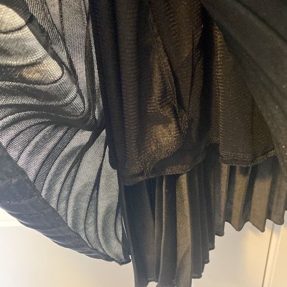 Pleated black skirt with gold shimmer. - Picture 4 of 11